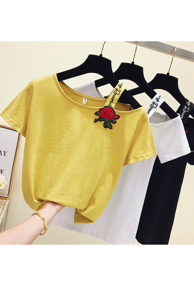 Moteriški marškinėliai trumpomis rankovėmis ir trijų spalvų siuvinėjimais: balta, juoda ir geltona