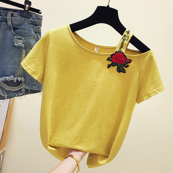 Moteriški marškinėliai trumpomis rankovėmis ir trijų spalvų siuvinėjimais: balta, juoda ir geltona