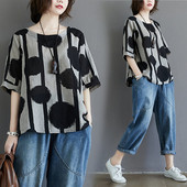 Moteriška vasarinė palaidinė trumpomis rankovėmis su įdomiu taškiniu raštu