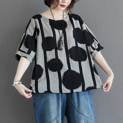 Moteriška vasarinė palaidinė trumpomis rankovėmis su įdomiu taškiniu raštu