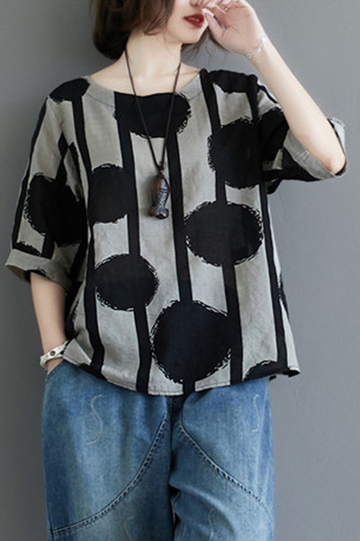 Moteriška vasarinė palaidinė trumpomis rankovėmis su įdomiu taškiniu raštu