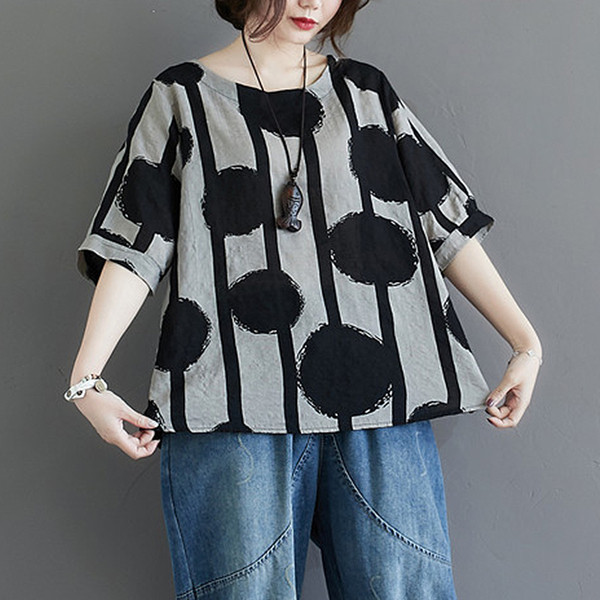 Moteriška vasarinė palaidinė trumpomis rankovėmis su įdomiu taškiniu raštu