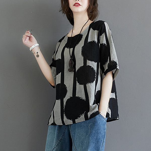 Moteriška vasarinė palaidinė trumpomis rankovėmis su įdomiu taškiniu raštu