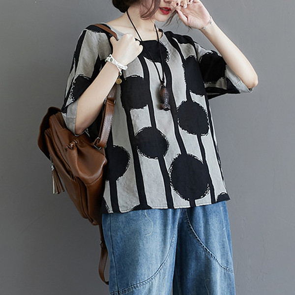 Moteriška vasarinė palaidinė trumpomis rankovėmis su įdomiu taškiniu raštu