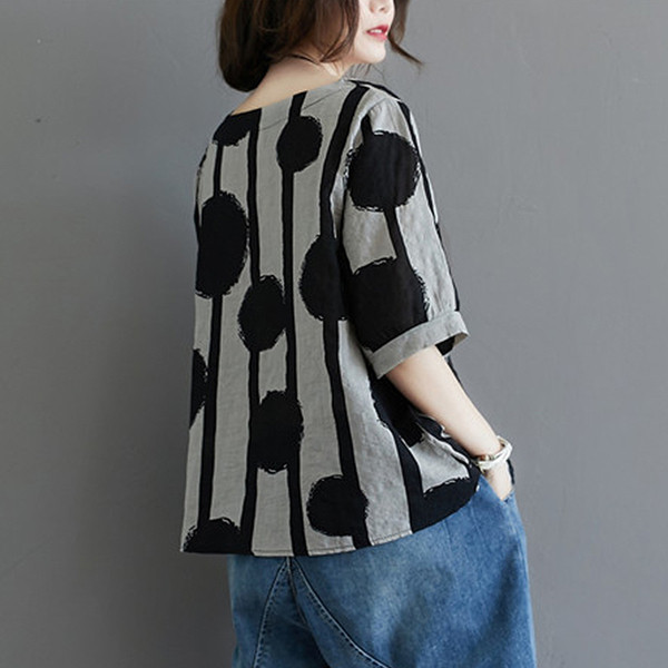 Moteriška vasarinė palaidinė trumpomis rankovėmis su įdomiu taškiniu raštu