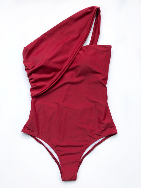 Цял бански костюм с една презрамка и гол гръб 