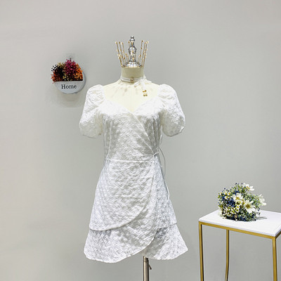 Laisvalaikio moteriška suknelė - su špico iškirpte ir trumpomis rankovėmis