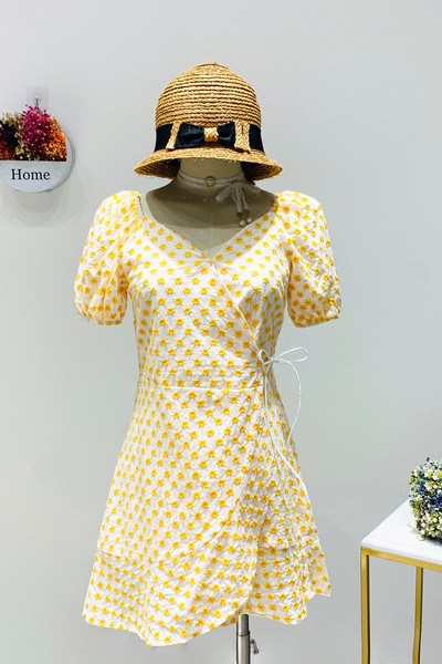 Laisvalaikio moteriška suknelė - su špico iškirpte ir trumpomis rankovėmis