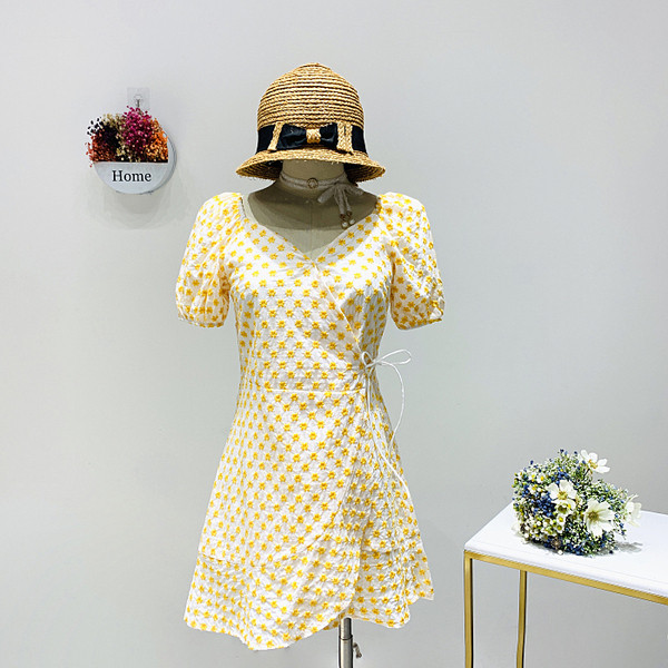 Laisvalaikio moteriška suknelė - su špico iškirpte ir trumpomis rankovėmis