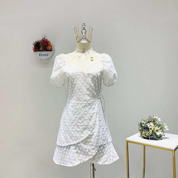 Laisvalaikio moteriška suknelė - su špico iškirpte ir trumpomis rankovėmis