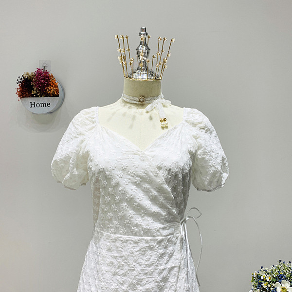 Laisvalaikio moteriška suknelė - su špico iškirpte ir trumpomis rankovėmis