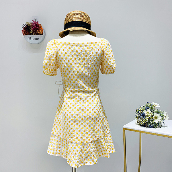 Laisvalaikio moteriška suknelė - su špico iškirpte ir trumpomis rankovėmis