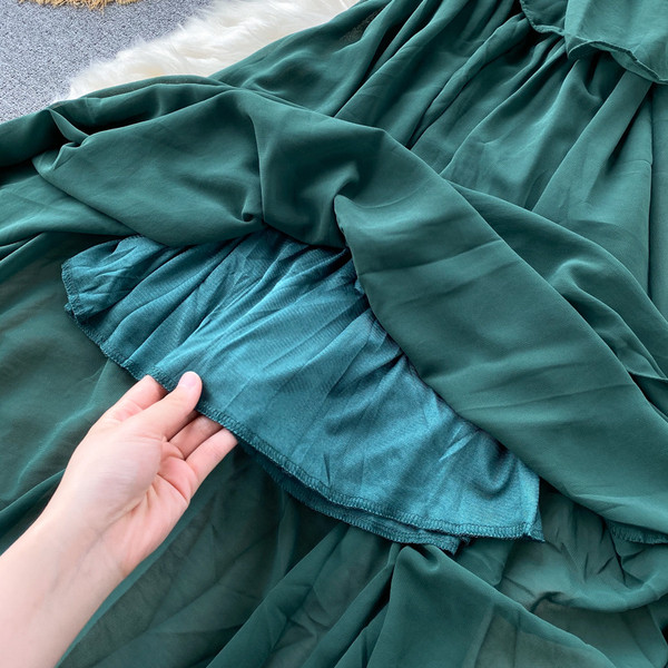 Модерна дамска рокля с тънки презрамки и ластична талия