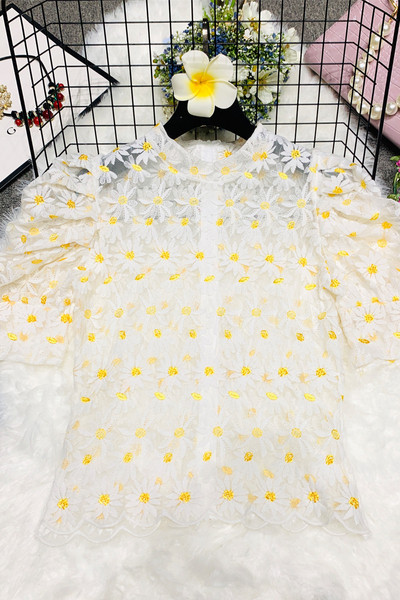 Нов модел дамска риза с овално деколте и бродерия