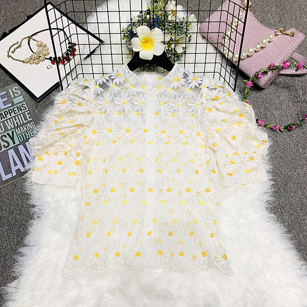 Нов модел дамска риза с овално деколте и бродерия