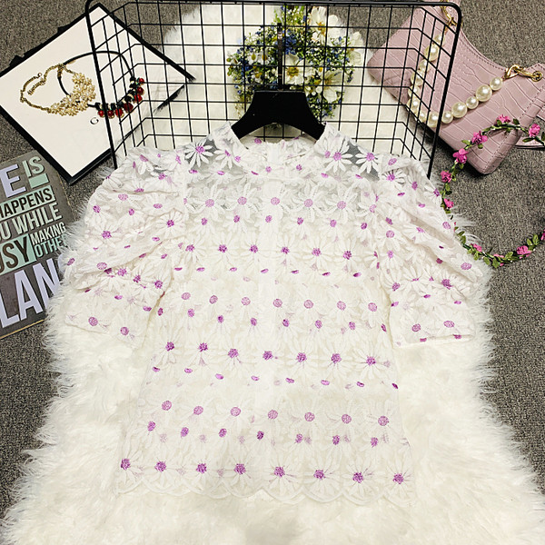 Нов модел дамска риза с овално деколте и бродерия