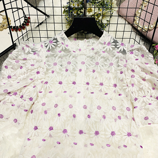 Нов модел дамска риза с овално деколте и бродерия