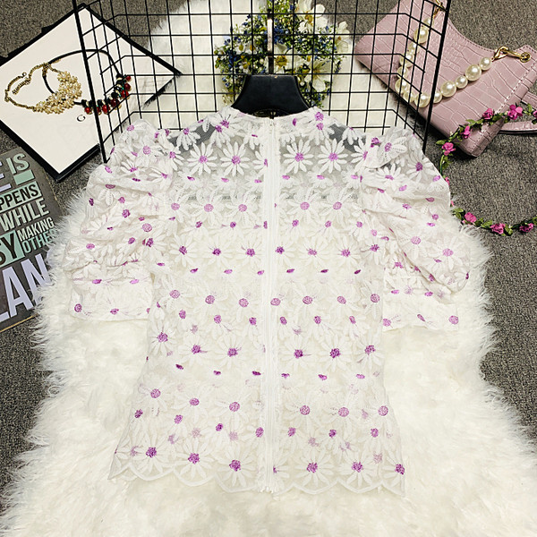 Нов модел дамска риза с овално деколте и бродерия