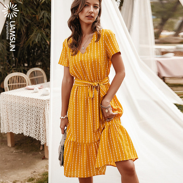 Модерна дамска къса рокля с дълбоко деколте,къс ръкав и колан 