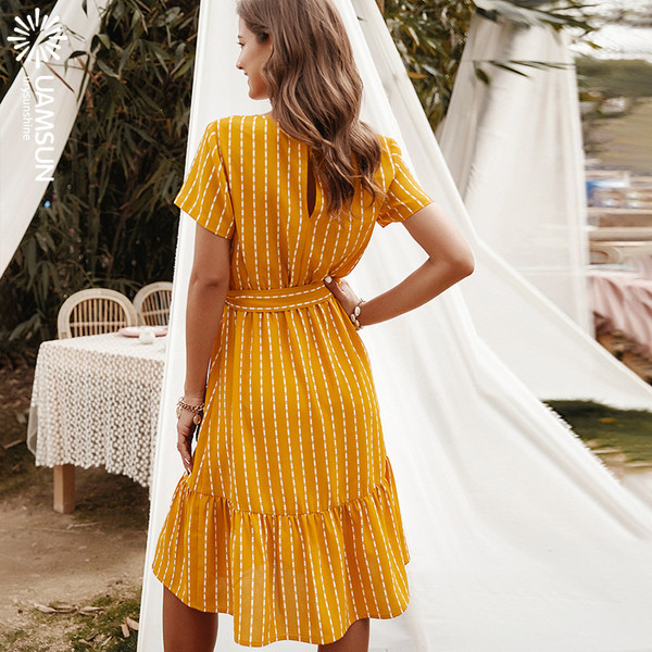 Модерна дамска къса рокля с дълбоко деколте,къс ръкав и колан 