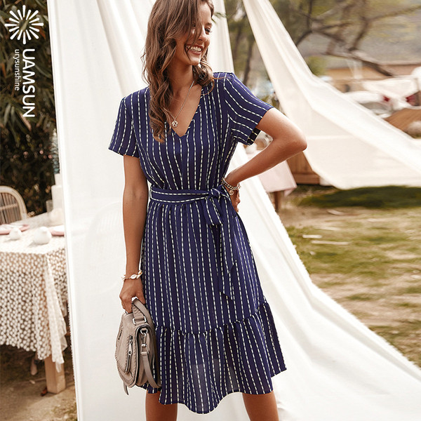 Модерна дамска къса рокля с дълбоко деколте,къс ръкав и колан 