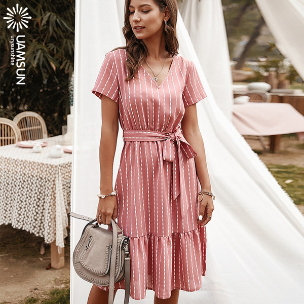 Модерна дамска къса рокля с дълбоко деколте,къс ръкав и колан 