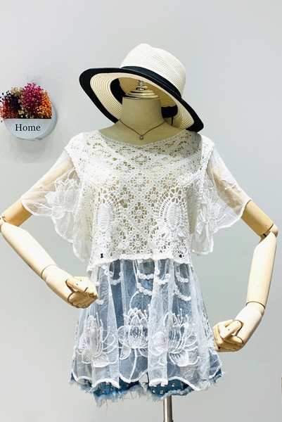 Нов модел дамска блуза с обло деколте и широки ръкави