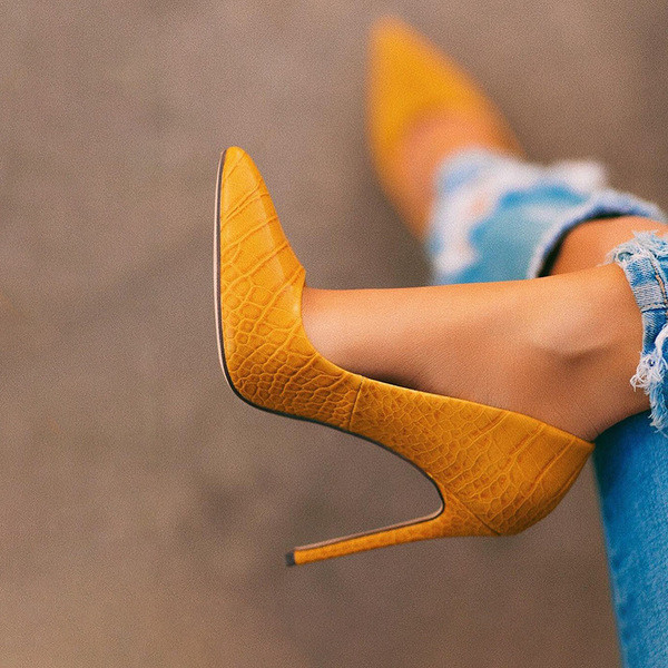 Модерни обувки от еко кожа заострен модел с висок ток - големи размери