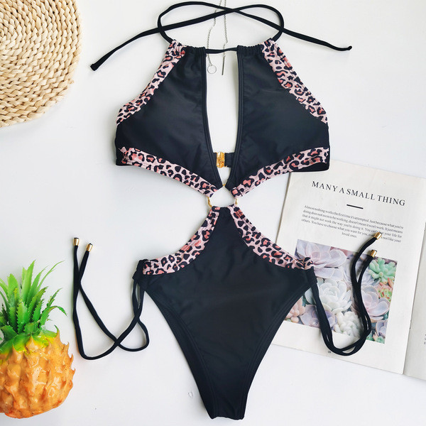 НОВ Цял бански костюм с изрязана част и метална халка 