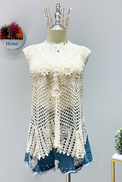 Ležerna ženska majica bez rukava sa špic izrezom - široki model