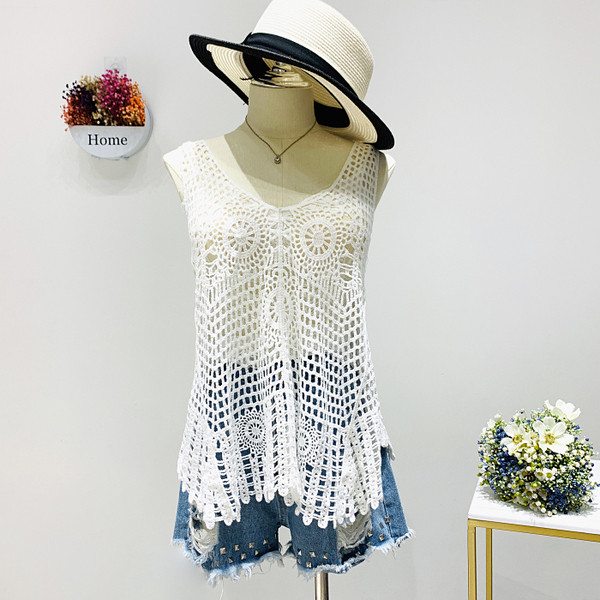 Ležerna ženska majica bez rukava sa špic izrezom - široki model