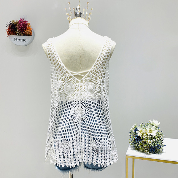 Ležerna ženska majica bez rukava sa špic izrezom - široki model