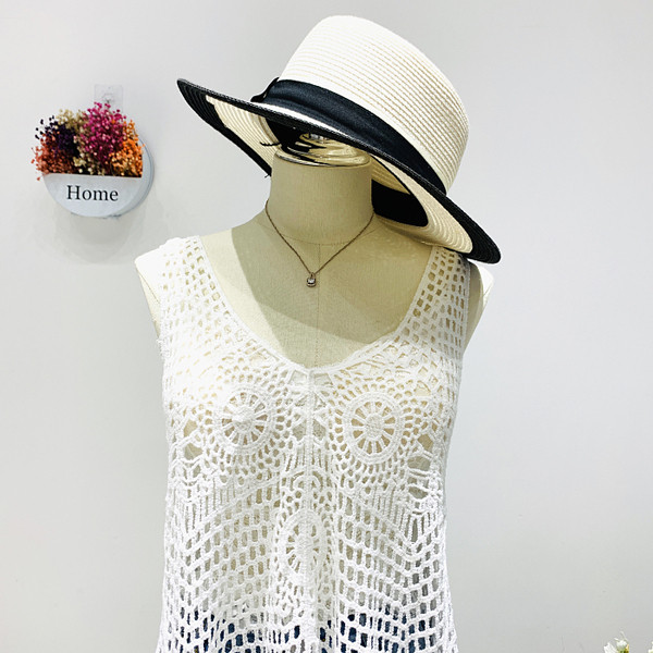 Ležerna ženska majica bez rukava sa špic izrezom - široki model