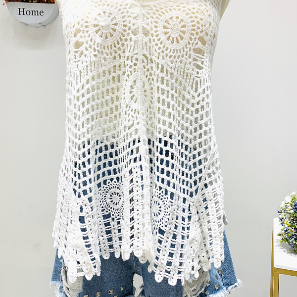 Ležerna ženska majica bez rukava sa špic izrezom - široki model