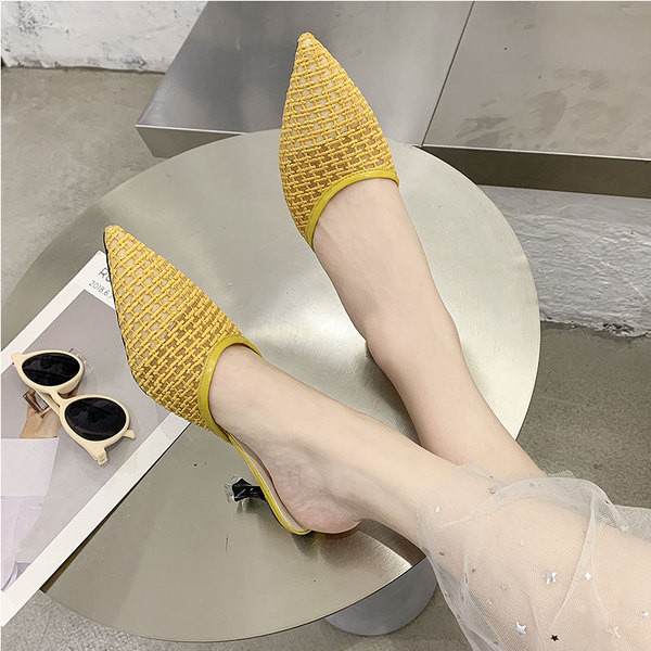 Дамски чехли заострен модел с нисък тънък ток