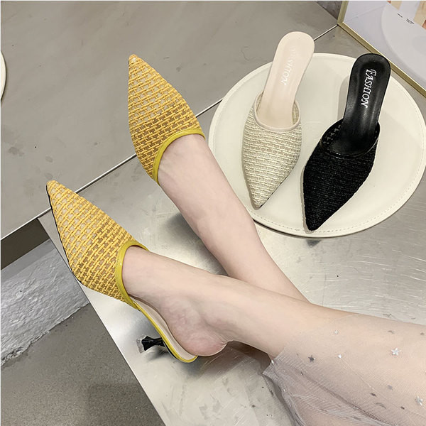 Дамски чехли заострен модел с нисък тънък ток