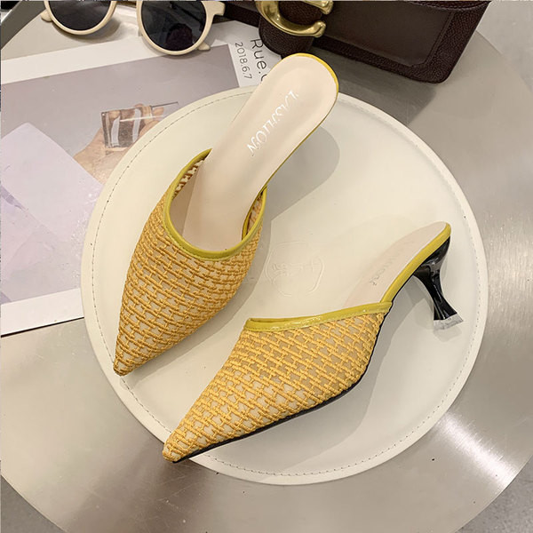 Дамски чехли заострен модел с нисък тънък ток