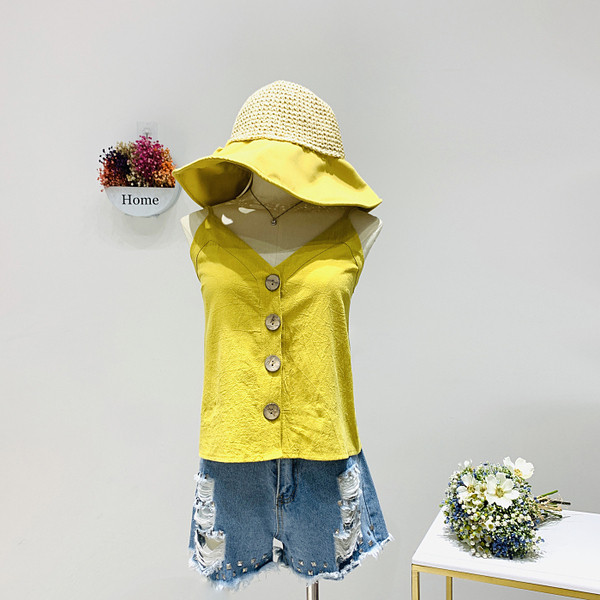 Ежедневен дамски потник с шпиц деколте и копчета на тънки презрамки