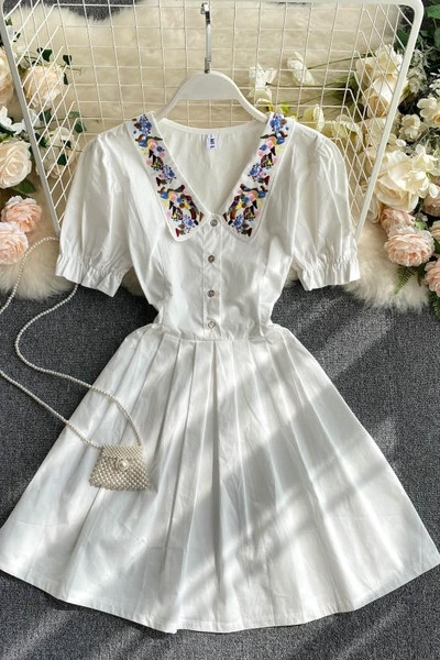 Moderna ženska haljina s vezom i špic izrezom