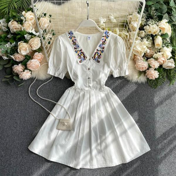 Moderna ženska haljina s vezom i špic izrezom