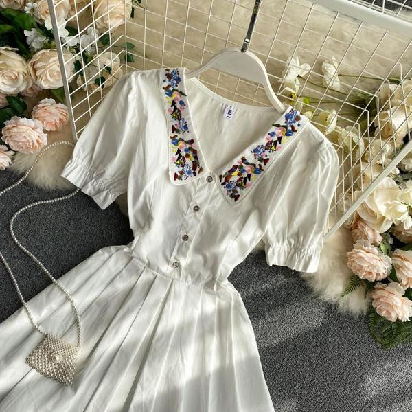 Moderna ženska haljina s vezom i špic izrezom