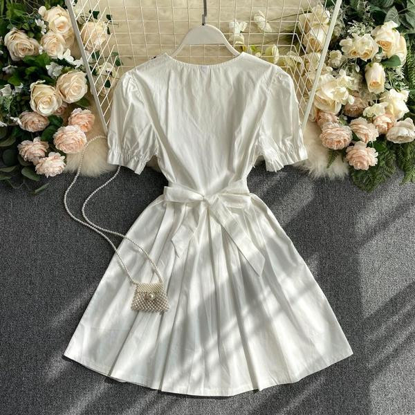 Moderna ženska haljina s vezom i špic izrezom