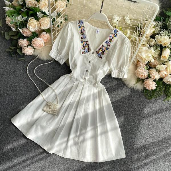 Moderna ženska haljina s vezom i špic izrezom