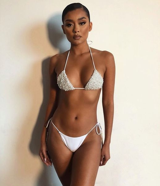 Бански костюм от две части с триъгълно горнище и декорация перли