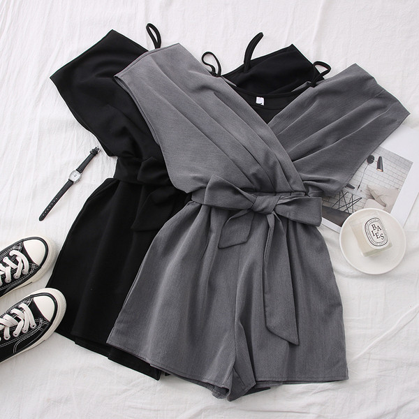 Модерен дамски гащеризон с колан и шпиц деколте