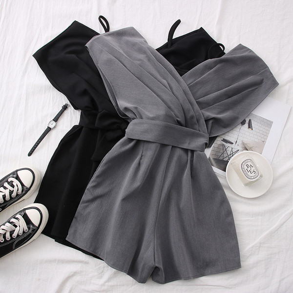 Модерен дамски гащеризон с колан и шпиц деколте