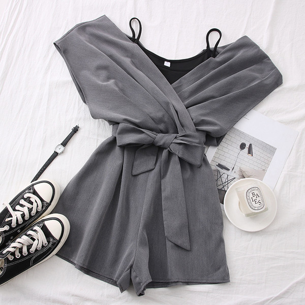 Модерен дамски гащеризон с колан и шпиц деколте