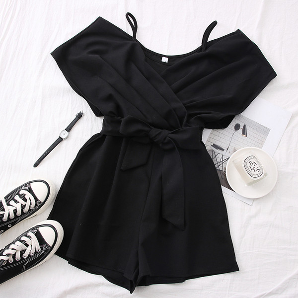 Модерен дамски гащеризон с колан и шпиц деколте