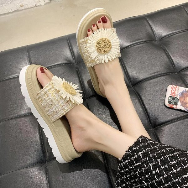 Нов модел дамски чехли с равна платформа и 3D елемент