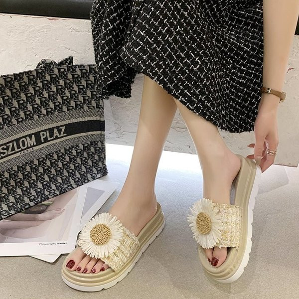 Нов модел дамски чехли с равна платформа и 3D елемент